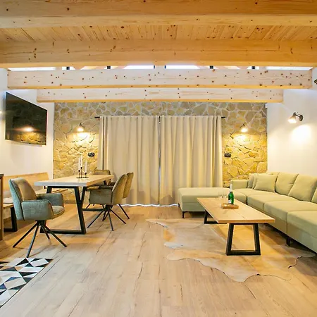 Pod Strazovom Шале